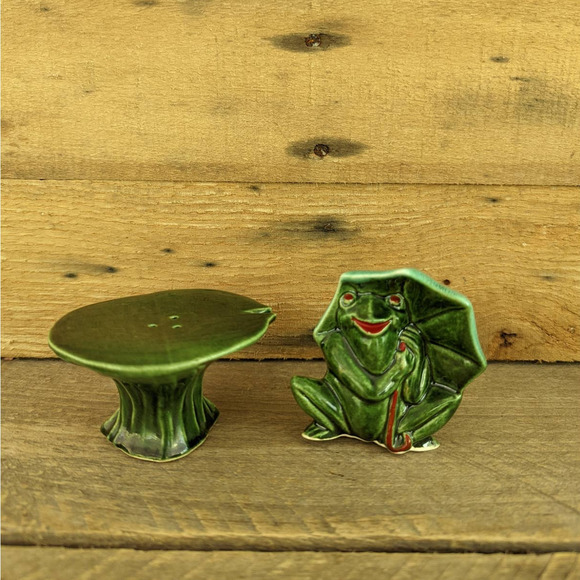 Vintage Frog on Lilypad Salt and Pepper Shaker Set - Picture 2 of 10
